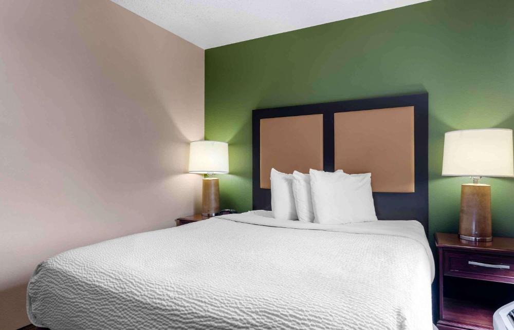 Deluxe Studio with 1 Queen Bed - Non-Smoking interior